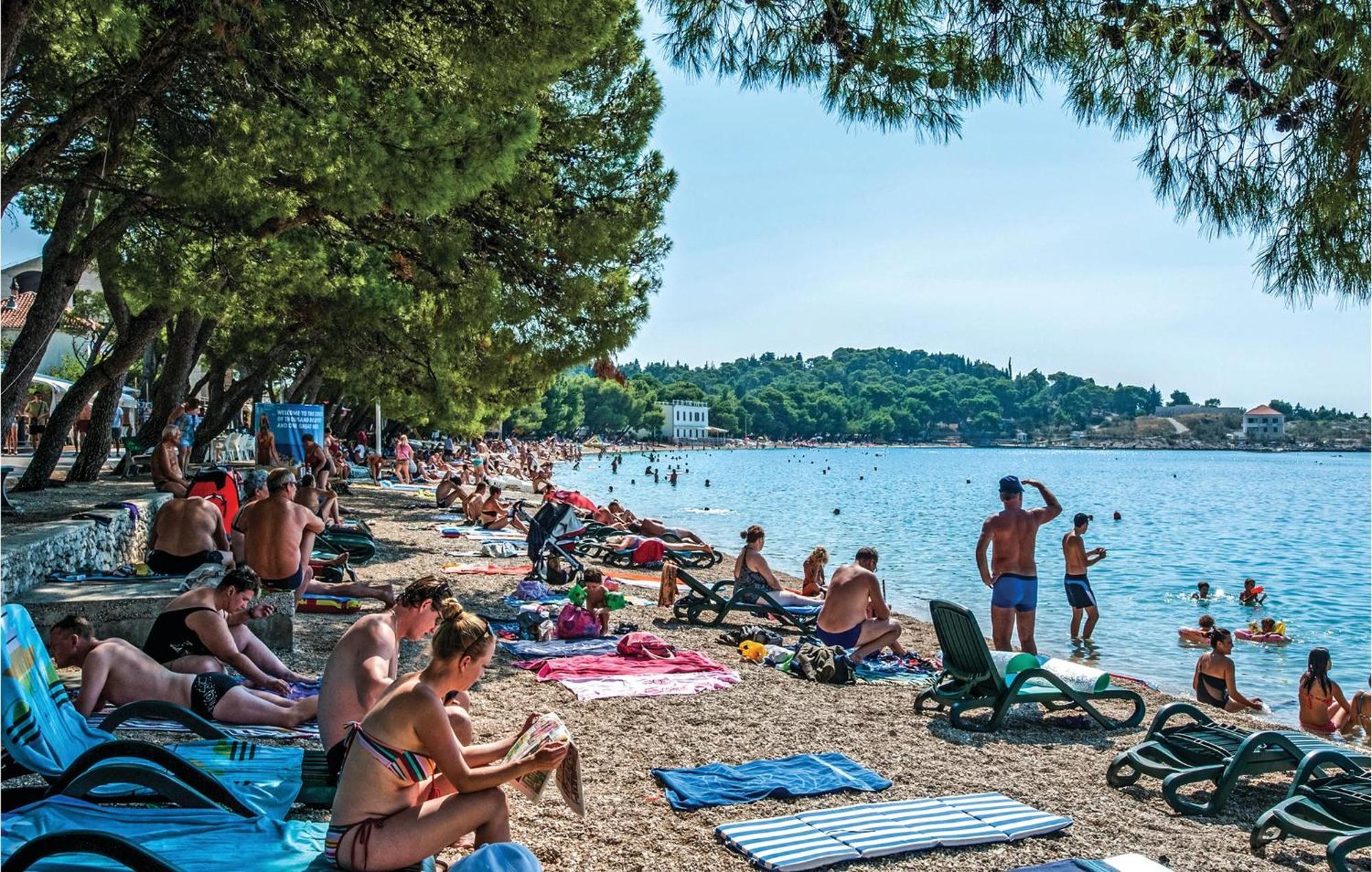 1 Bedroom Amazing In Makarska