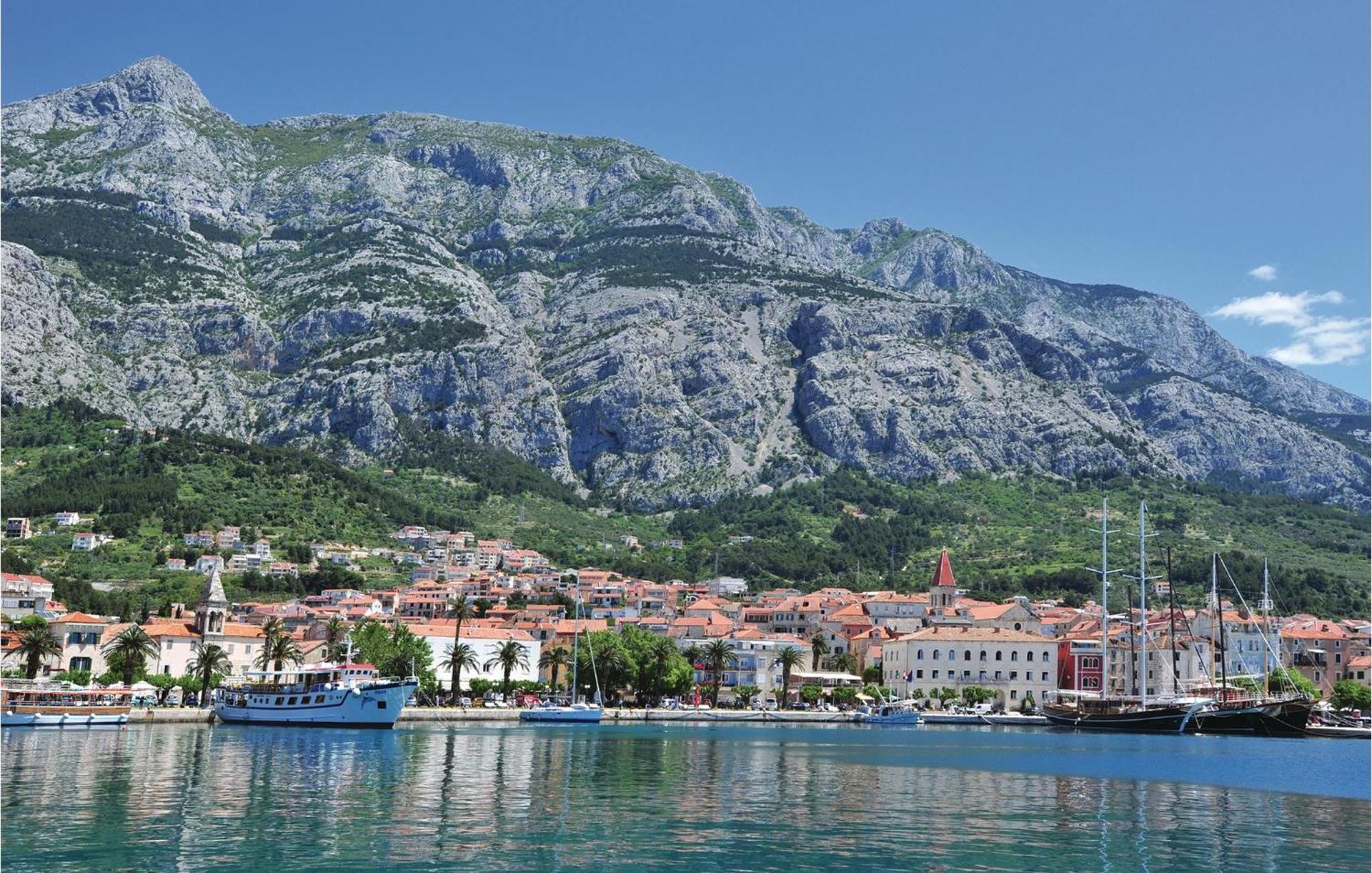 1 Bedroom Amazing In Apartment Makarska